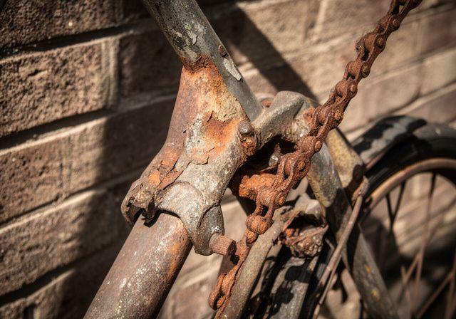 Bicicletta vintage arrugginita prima del restauro
